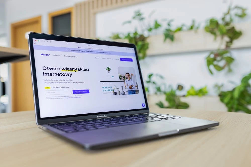 Shop website open on computer — Shopify SEO